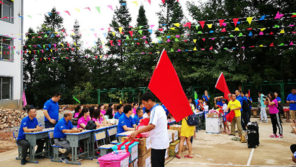 共同前行， 温暖你我——徐州满冠体育统一医药连锁销售有限公司贵州修文小学助学行